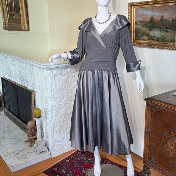 Eliza J 3/4 Sleeve Ruched Waist 50s Inspired Party / Cocktail Dress - Picture 3 of 14